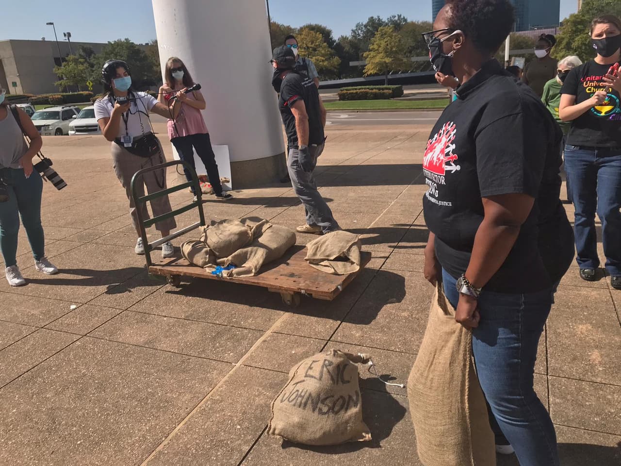 Recientemente el concejal Tennell Atkins, emitió una declaración sobre los pasos que ha tomado la ciudad de Dallas para eliminar las tejas usadas de esta propiedad.
<br>