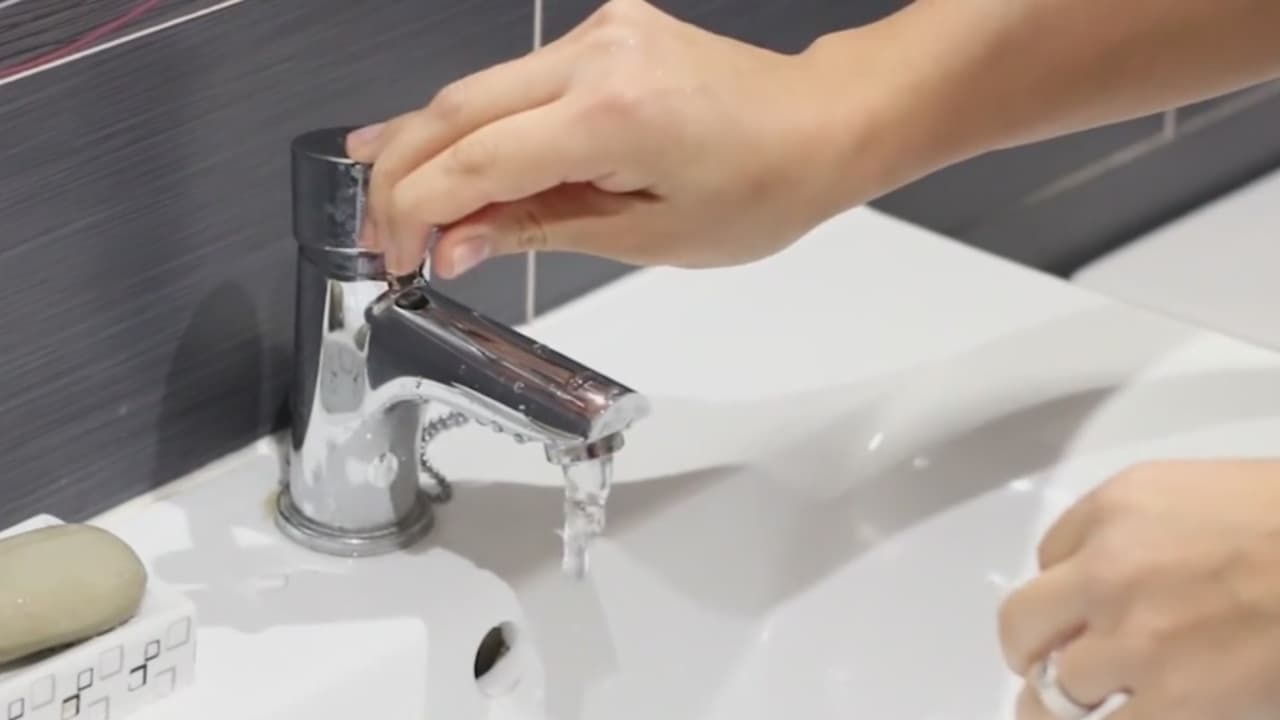 Hallan cámara oculta en el baño de una cafetería de San José; autoridades detienen al sospechoso