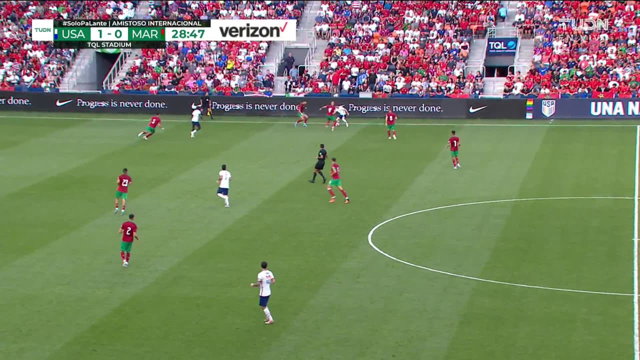 ¡TIRO ATAJADO! disparo por Romain Saïss.