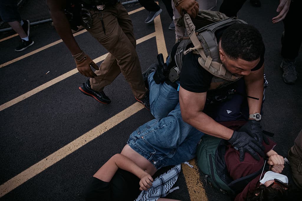 Vidrios rotos, persecuciones y golpes: la escalada violenta de ICE en sus operaciones (algunas contra ciudadanos)