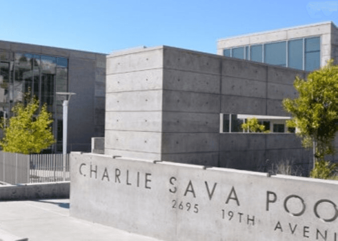Una de las favoritas del vecindario, la piscina 
<a href="https://sfrecpark.org/destination/carl-larsen-park/sava-pool/" target="_blank">Sava</a>, reabrió sus puertas en 2009 después de una renovación de $17 millones. Cuenta con una piscina multiusos de 25 yardas y ocho carriles que se adapta a la recreación. El diseño único del edificio maximiza el uso de iluminación y ventilación natural con techo especial y una pared de cristal orientada al sur.