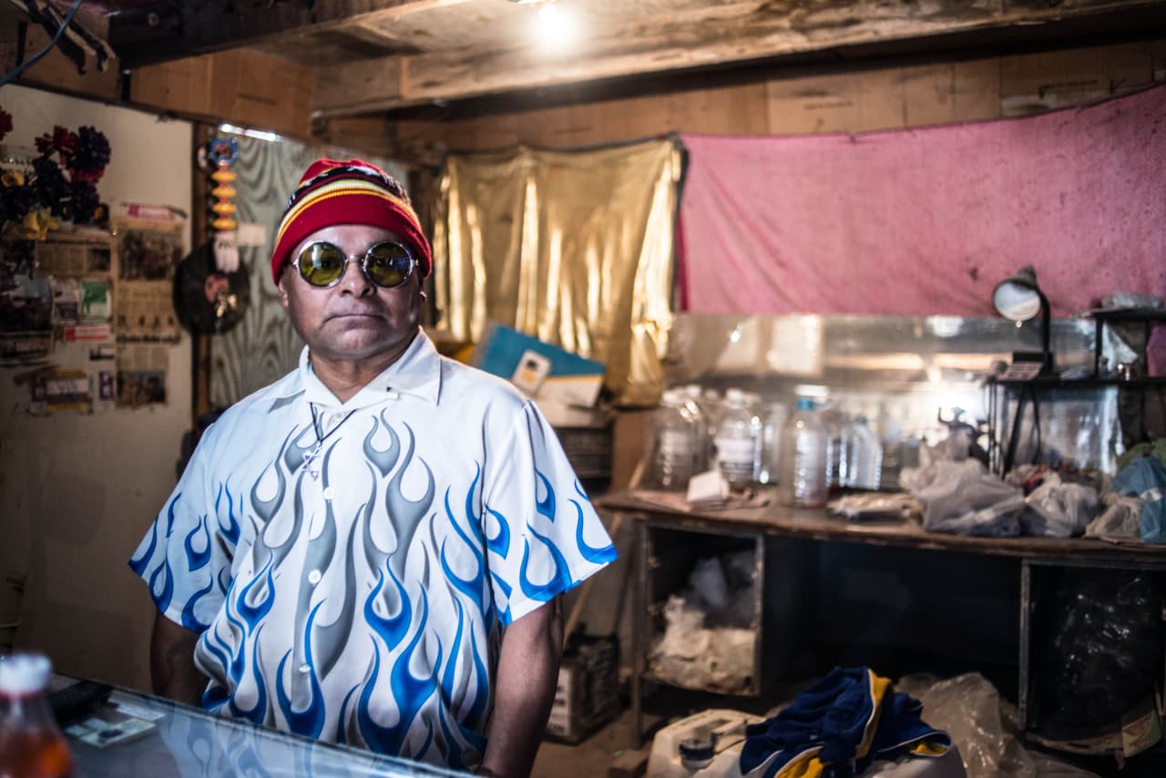 Instalado en Juárez, González se conviritó en un asiduo asistente 
<b><a href="http://www.univision.com/estilo-de-vida/trending/el-noa-noa-y-otros-lugares-emblematicos-definidos-por-juan-gabriel">del Noa Noa,</a></b> donde esperaba sin éxito, una oportunidad de encontrarse finalmente con Juan Gabriel. “Una vez llegó al Noa Noa, en chor, borracho y descalzo. Cerraron el lugar para él y le pidió al primer mesero que vio sus zapatos”, cuenta a detalle sobre una de las pocas veces que lo vio de cerca.