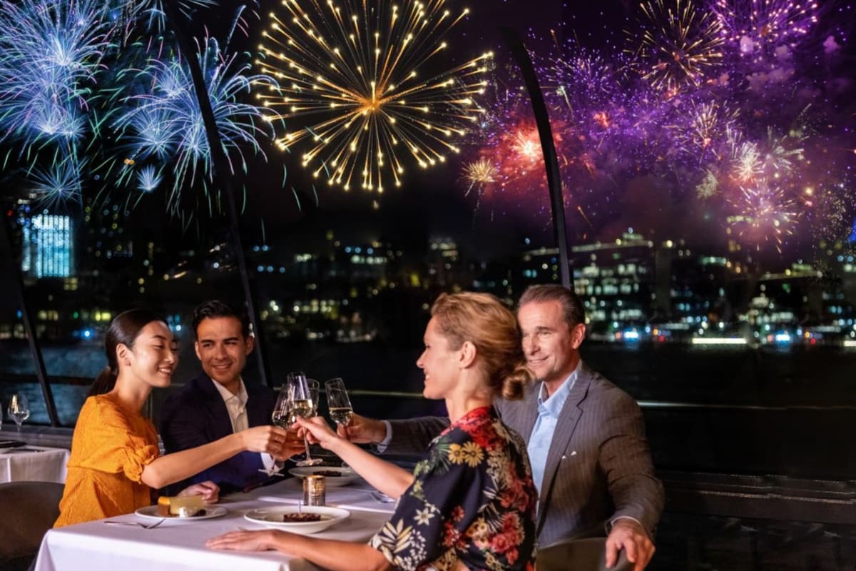 <b>Fiesta año nuevo en crucero</b>
<br>📆31 de diciembre de 2023.
<br>📍600 E Grand Ave, Chicago, IL 60611.
<br>✅Cena buffet, DJ en vivo, barra libre y podrán ver los fuegos artificiales cuando naveguen sobre el lago Michigan.