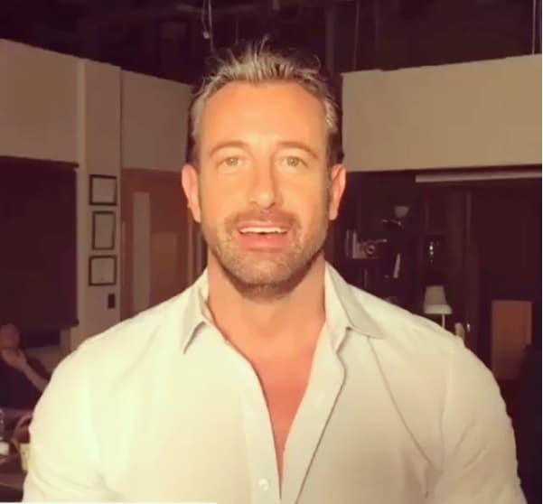 Gabriel Soto acudió este fin de semana al hipódromo de la Ciudad de México a cumplir con un evento que tenía con sus compañeros de la novela 'Caer en tentación'. A su llegada, los medios lo esperaban para preguntarle por los resultados de la prueba de ADN de Matías Gregorio Gil de Sousa, donde se confirmó que Julián Gil es el papá del pequeño.