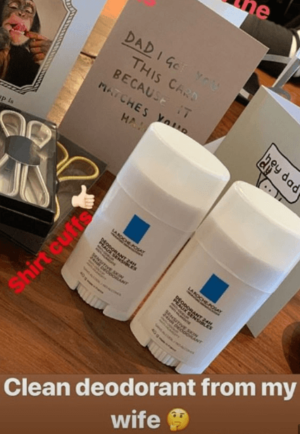 Victoria le regaló dos 
<b>desodorantes</b> de la marca La Roche Posay, valorados en 10.42 dólares, cada uno.