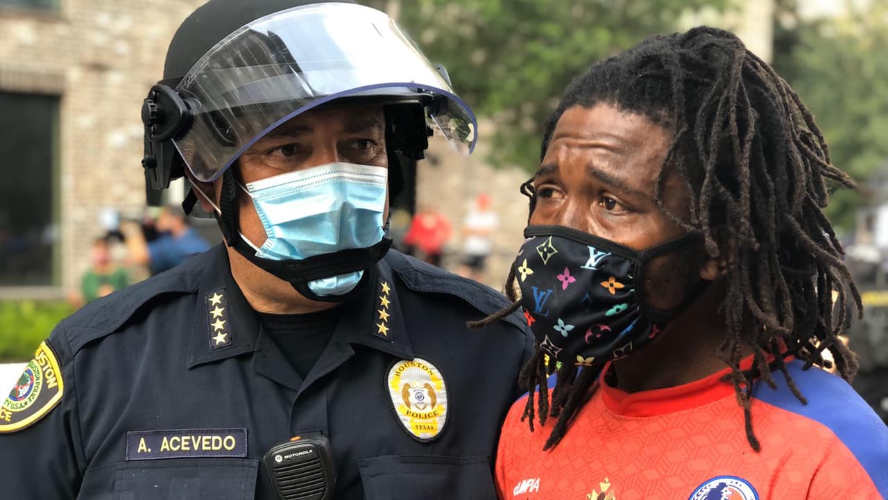 “Yo soy hispano, soy inmigrante y siento dolor por la familia de George Floyd, no ha excusa para lo que ocurrió, estamos aquí para que la comunidad sepa que nosotros estamos con ellos”, indicó Acevedo.