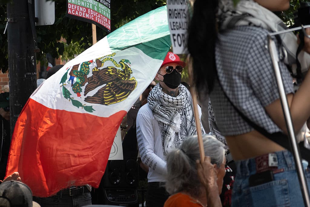 “La gente está harta de estar harta. En definitiva, cuanto más intensifique esta administración, más se intensificará la respuesta del pueblo”, declaró Omar Flores, de la Alianza de Chicago Contra la Represión Racista y Política.