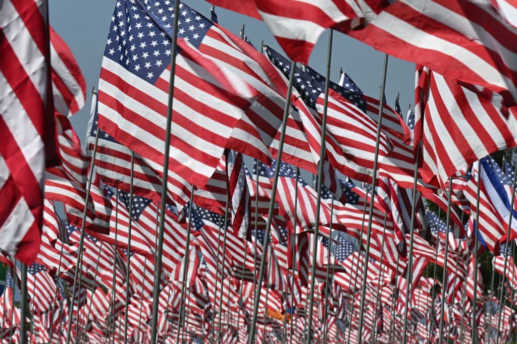 Al mediodía de este lunes 11 de septiembre, hora del Pacífico, el Departamento de Bomberos de Los Ángeles rendirá un tributo a los compañeros perdidos a causa de esta tragedia. Invitan a las personas interesadas a unírseles vía internet, 
<b><a href="https://www.lafd.org/news/22nd-anniversary-911-we-pause-remember" target="_blank">pinchando en este enlace</a></b>.