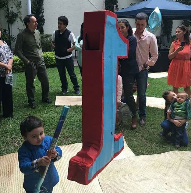 La piñata fue un enorme número 1 que los pequeñines golpearon hasta que se rompió.