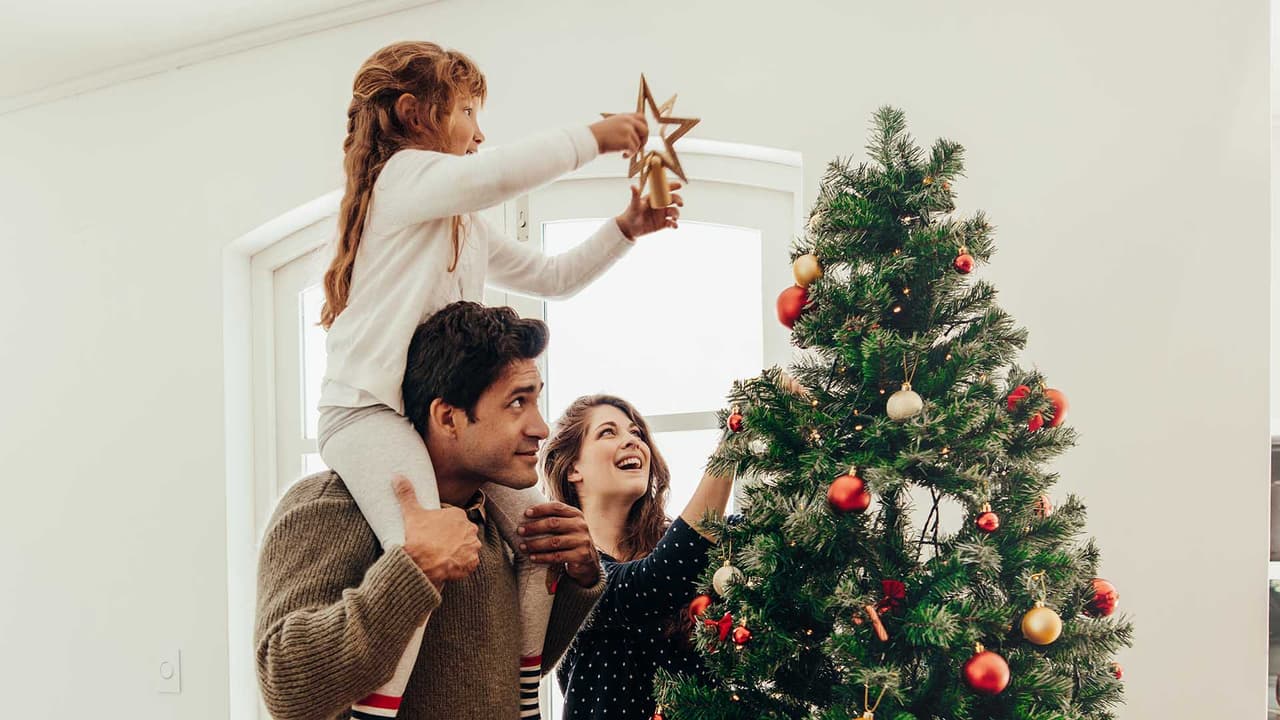 ¿200 dólares por un arbolito de Navidad? Cinco consejos para ahorrar en la decoración de temporada