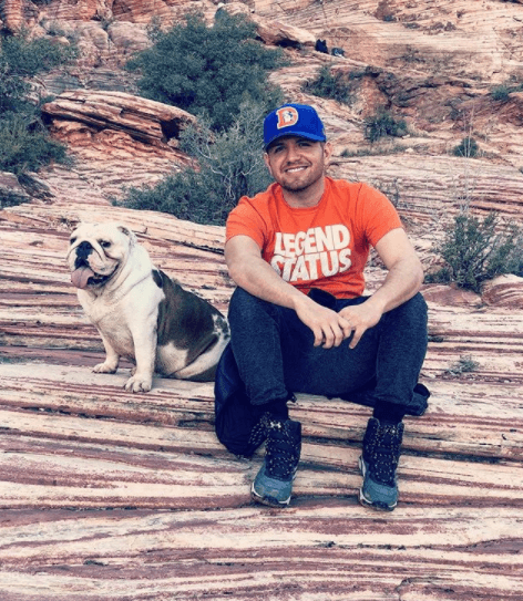 Sin embargo, a pesar de su fama y el éxito conseguido, él se mantiene fiel a su mejor amigo, Benito.