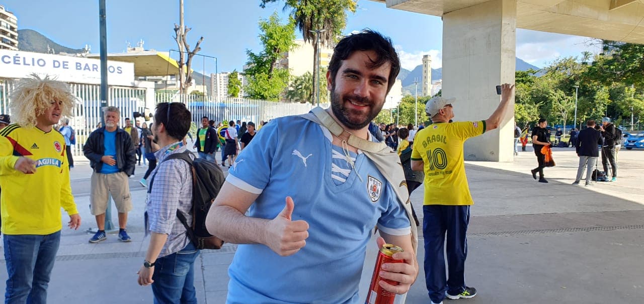 Los fanáticos sudamericanos están listos en las afueras del Estadio Maracaná para la Final de la Copa América que protagonizarán las selecciones de Brasil y Perú.