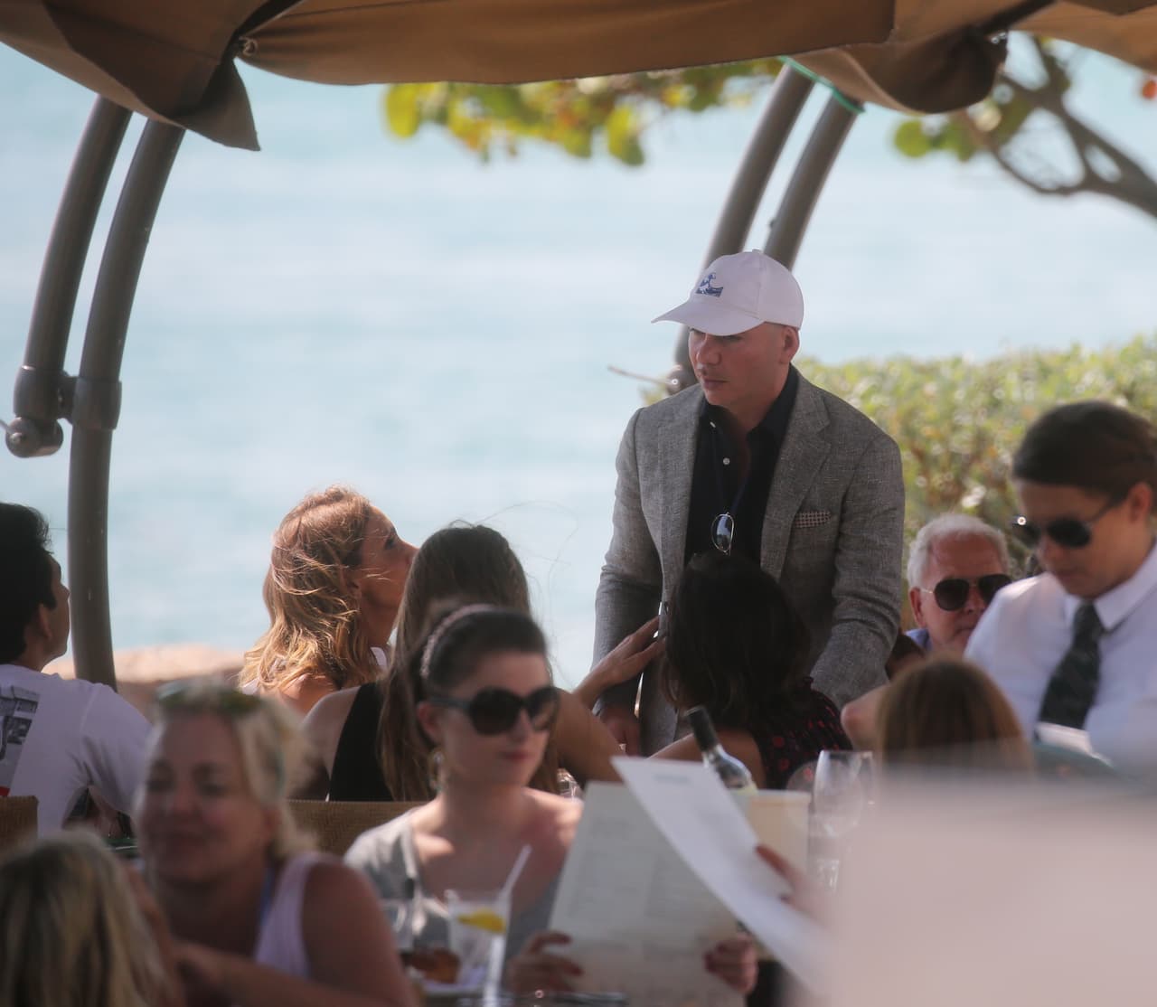 El rapero felicitó a Lili y nuestra Flaca se alegró mucho de ver a su amigo, tanto que llegó a filmar un video del momento, que publicó en Instagram: "
<i>¡Love u my friend! </i>Gracias por la sorpresa Pitbull, por la invitación. ¡Por el cariño! Nunca cambias, sigues siendo el mismo de siempre. Auténtico y humilde".