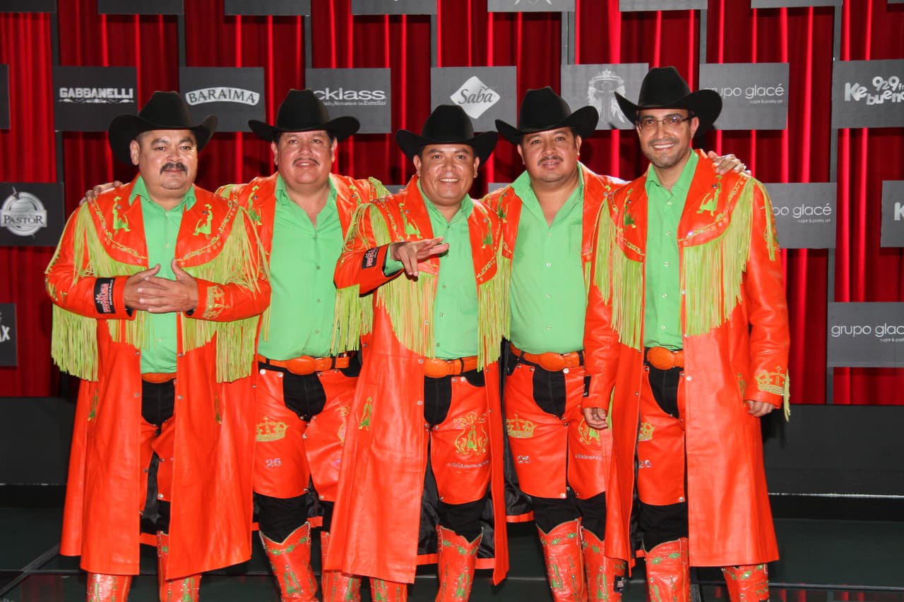 OMG! ¿Fiesta ochentera? Para nada, Banda Machos se atrevió a desafiar a los críticos de moda con este look tan estrafalario.