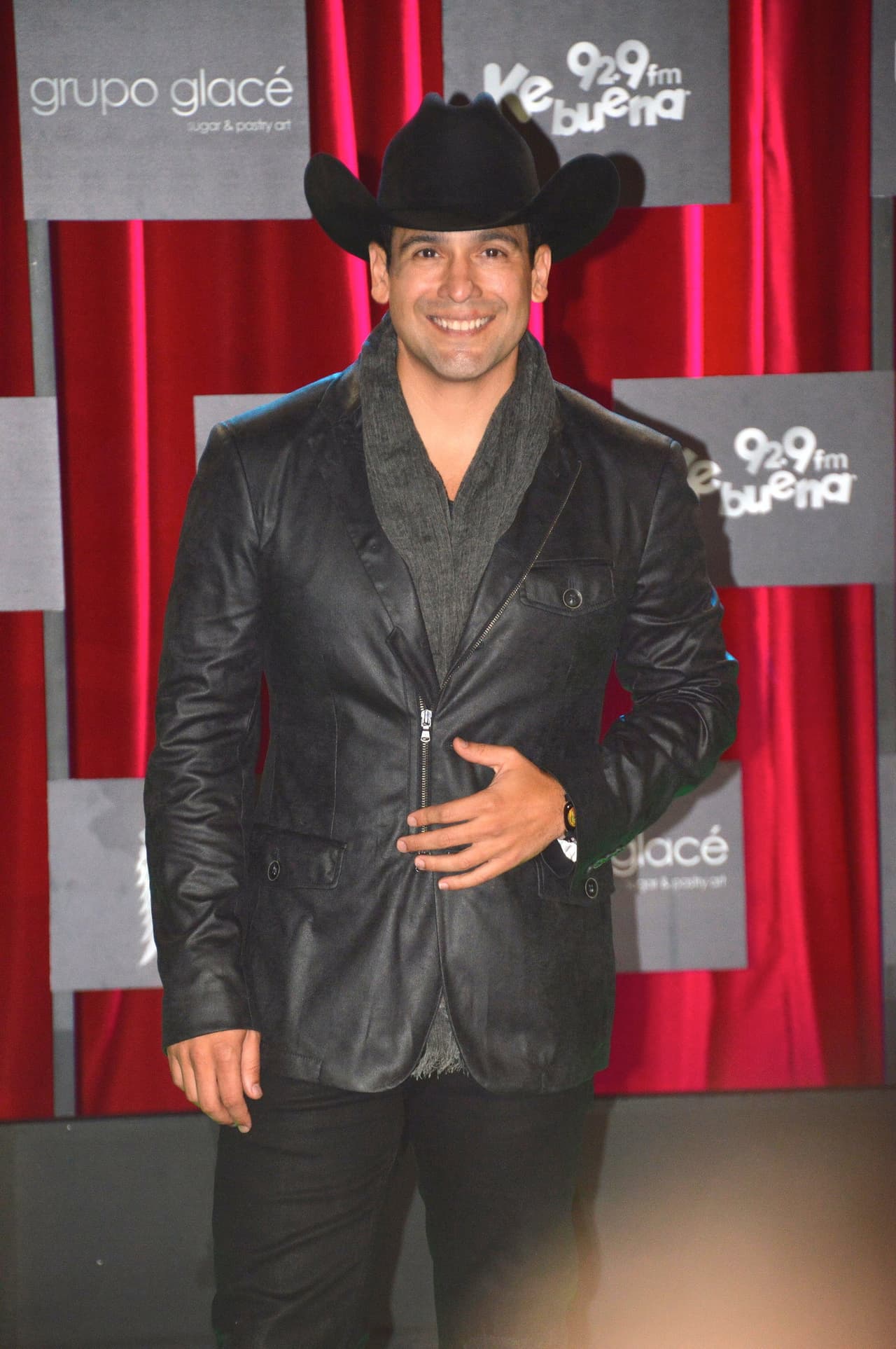 Para cerrar con broche de oro no podemos olvidarnos de Bobby Pulido, quien trató de mostrar su mejor sonrisa.