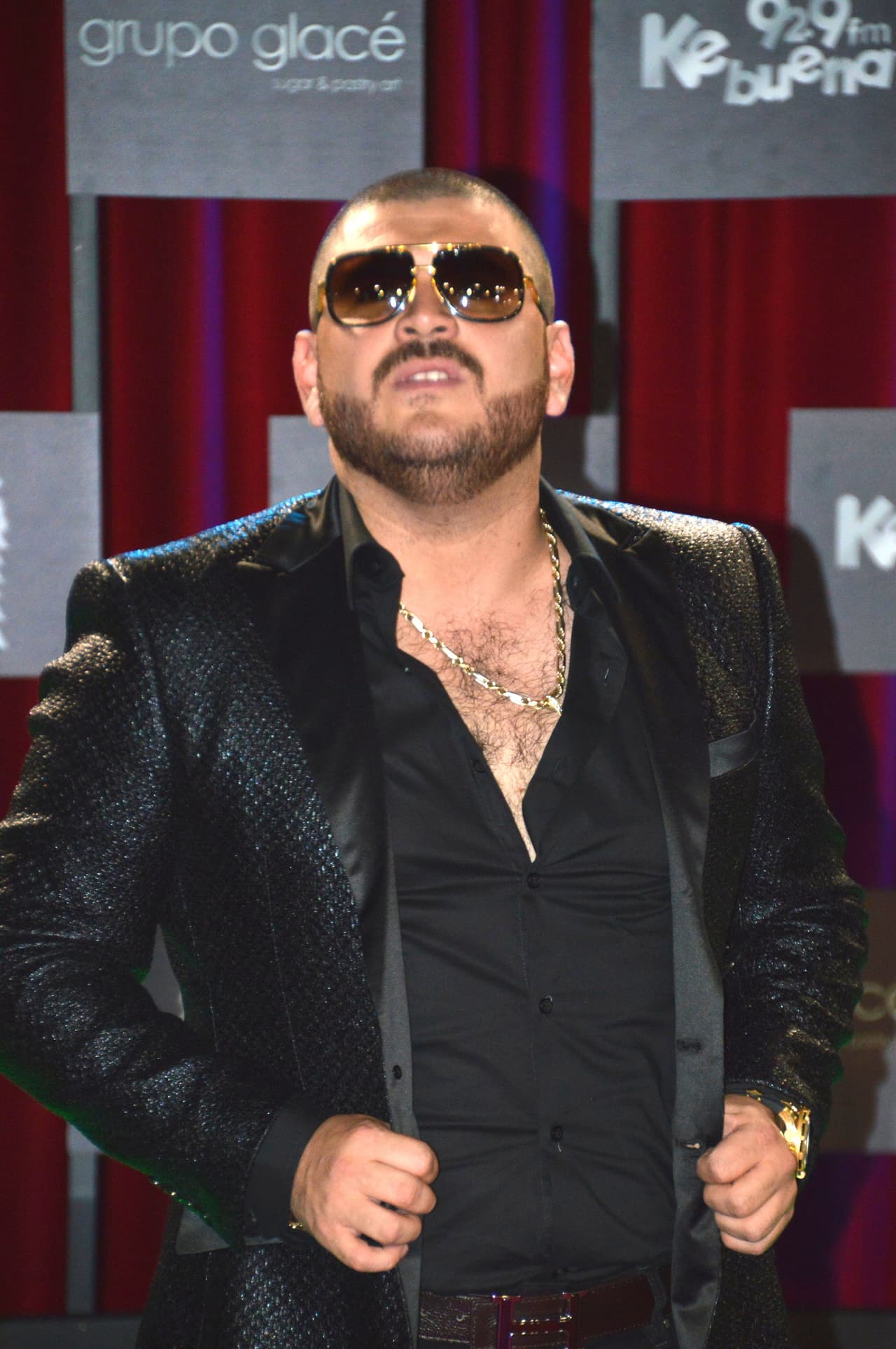 Alfredo Ríos, 'El Komander', posó con todo y gafas oscuras. Esta vez el grupero quiso usar un atuendo más discreto.