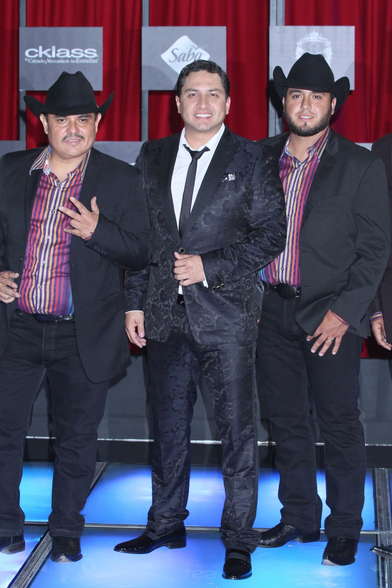 Junto con su Norteño Banda, fue la sensación de la noche durante su llegada.