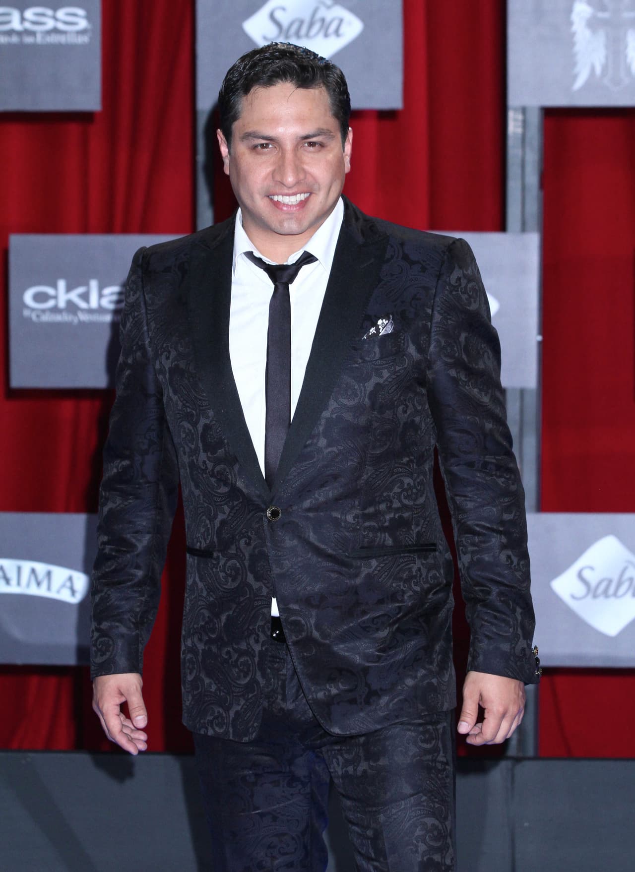 ¡Impecable! Así llegó Julión Álvarez a la alfombra de los Premios Bandamax, en donde posó como todo un rompecrazones.