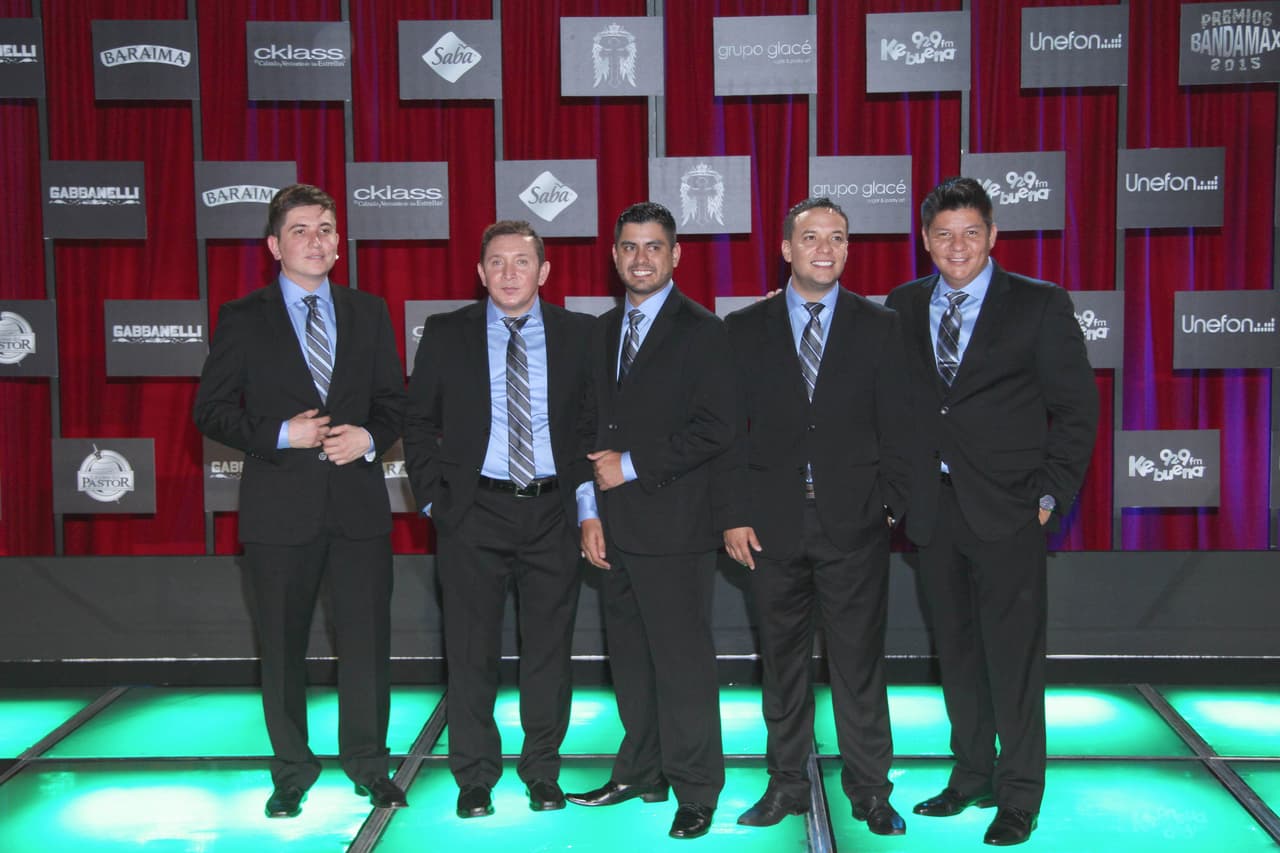 Entre las mejores cosas que pasaron en la alfombra estuvo la presencia de La Original Banda El Limón, que celebró a lo grande en esta premiación.