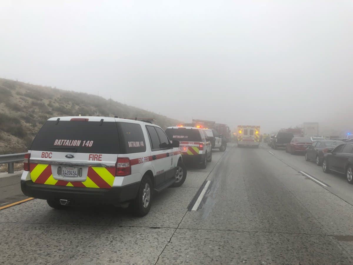 Poco antes del mediodía, la visibilidad en esa zona permitía a los automovilistas ver apenas unos 30 pies (9 metros) delante de ellos, dijeron las autoridades.