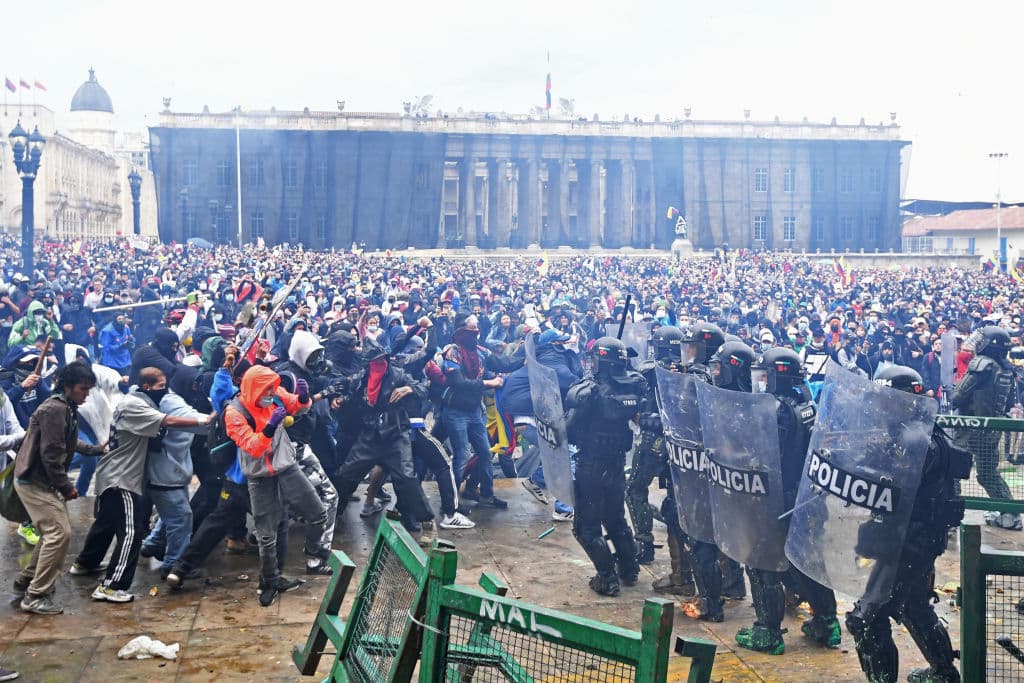 Las confrontaciones en todo el país fueron constantes durante cuatro días. 
<b><a href="https://www.univision.com/temas/colombia">El gobierno de Colombia</a></b> ha hecho énfasis en la necesidad de una reforma debido a los enormes gastos en programas sociales que se han hecho durante la 
<b><a href="https://www.univision.com/noticias/coronavirus">pandemia del covid-19</a></b>. Duque asegura que la propuesta de reforma no es un capricho y que, de no hacerse ahora, se podría generar una crisis que afecte la confianza de los inversores extranjeros.