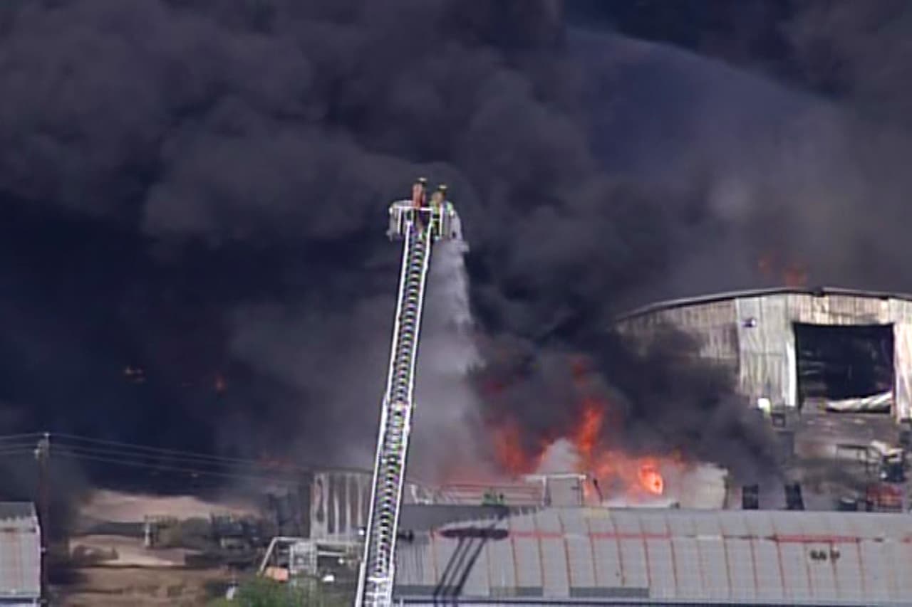 Más de 170 bomberos estuvieron batallando contra las potentes llamas.