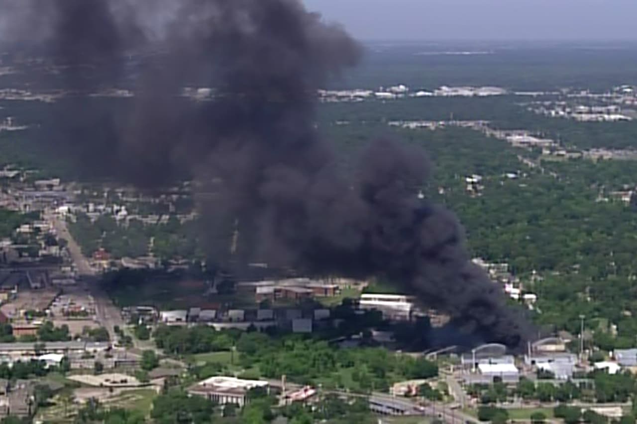 La nube de humo causada por el colosal incendio se extendió sobre varios vecindarios.
