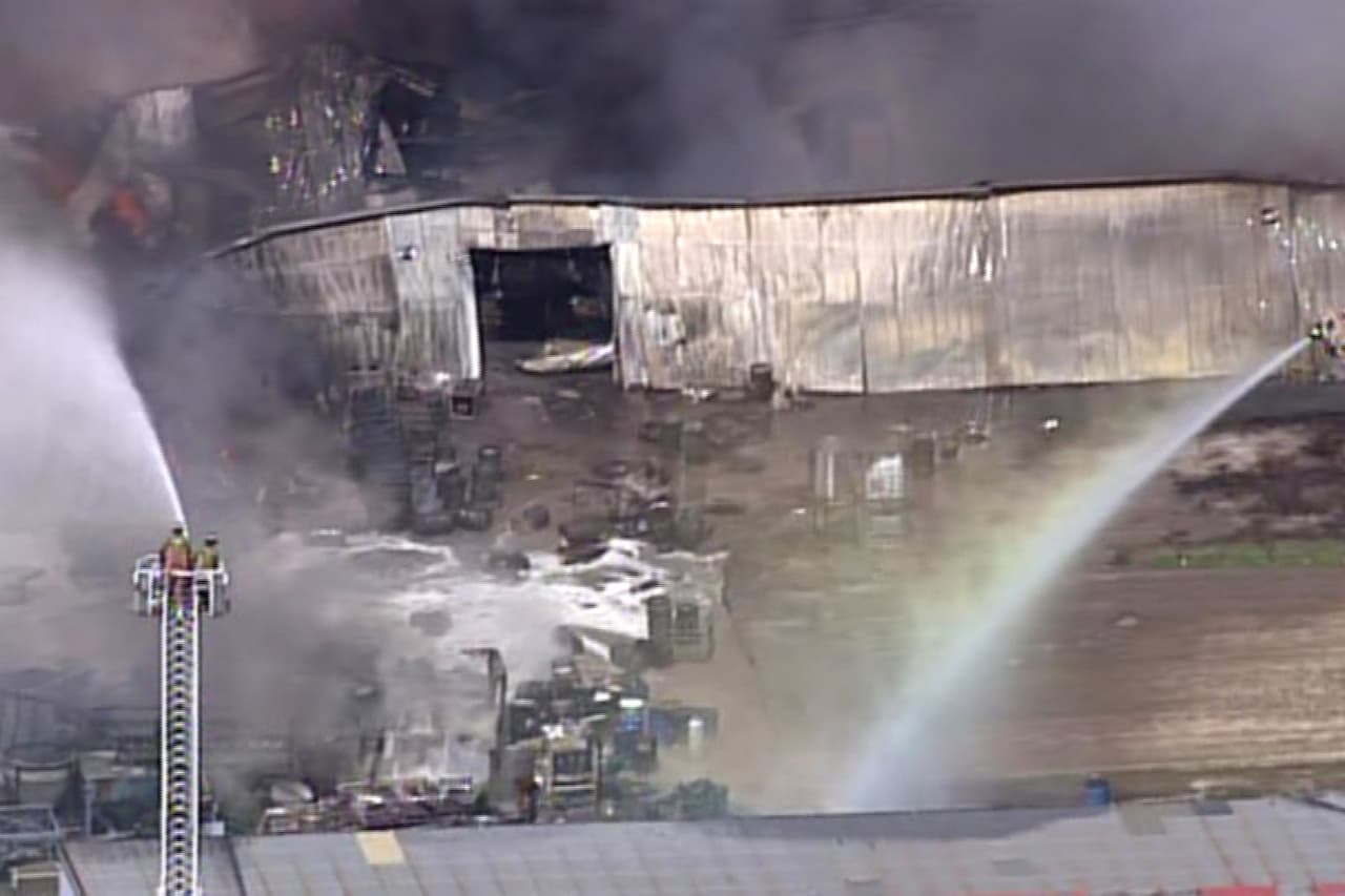 Luego de casi dos horas de batallar para controlar las llamas, la inmensa nube de humo empieza a desvanecerse.