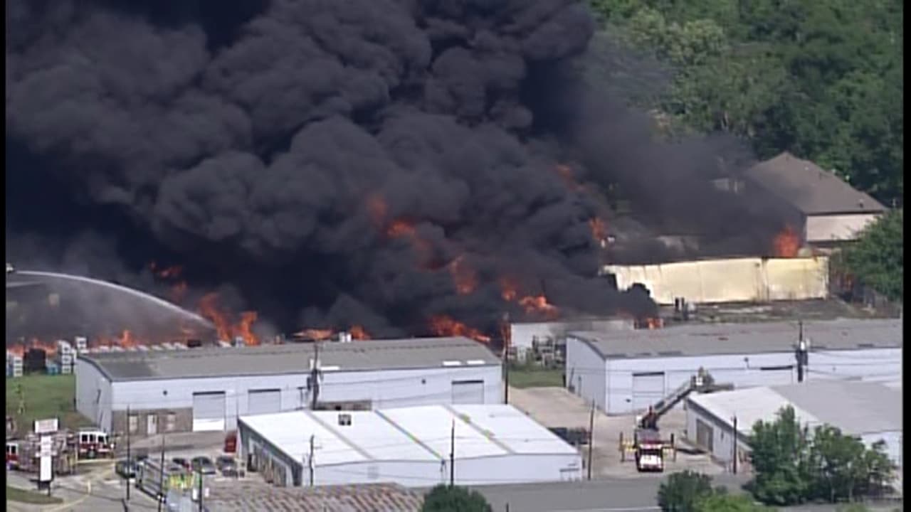 Desde el aire se aprecia como las llamas tratan de abrirse paso a través de la gran nube de humo.