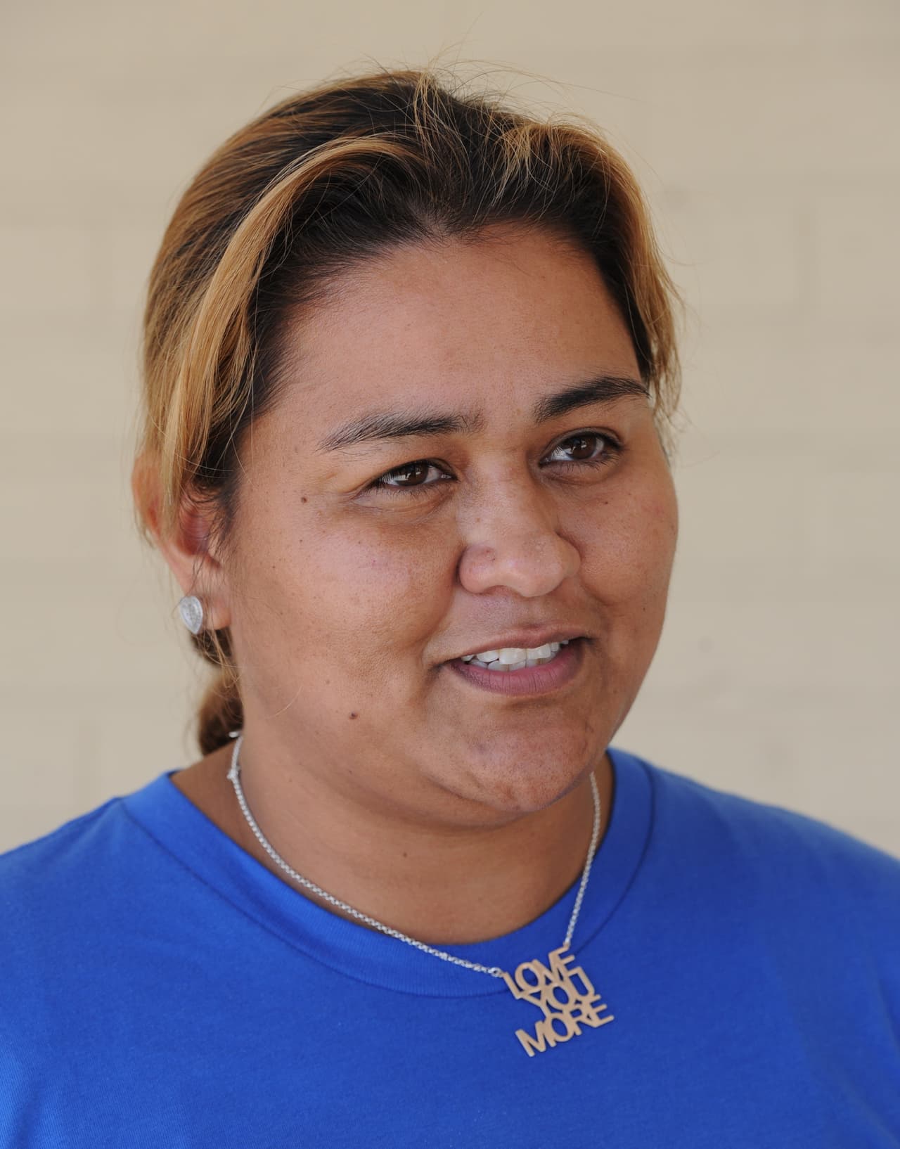 Dian Alarcón es una colombiana que lleva 19 años en EEUU. Como coordinadora en Florida de National Latina Institute for Reproductive Health es una de las organizadoras de la delegación que viaja desde Miami. "Yo voy a marchar porque desde que tengo uso de razón las mujeres han tenido muy pocas opciones de desarrollo, muy poco acceso a la salud... Trabajo en comunidades muy pobres y las mujeres tienen mucha necesidad de acceso a un papanicolau, acceso a un examen de senos, a saber siquiera si tienen una enfermedad de transmisión sexual", dice. "Marcho porque tengo una hija de 21 años y creo que se merece toda la oportunidad de tener un mundo mejor".