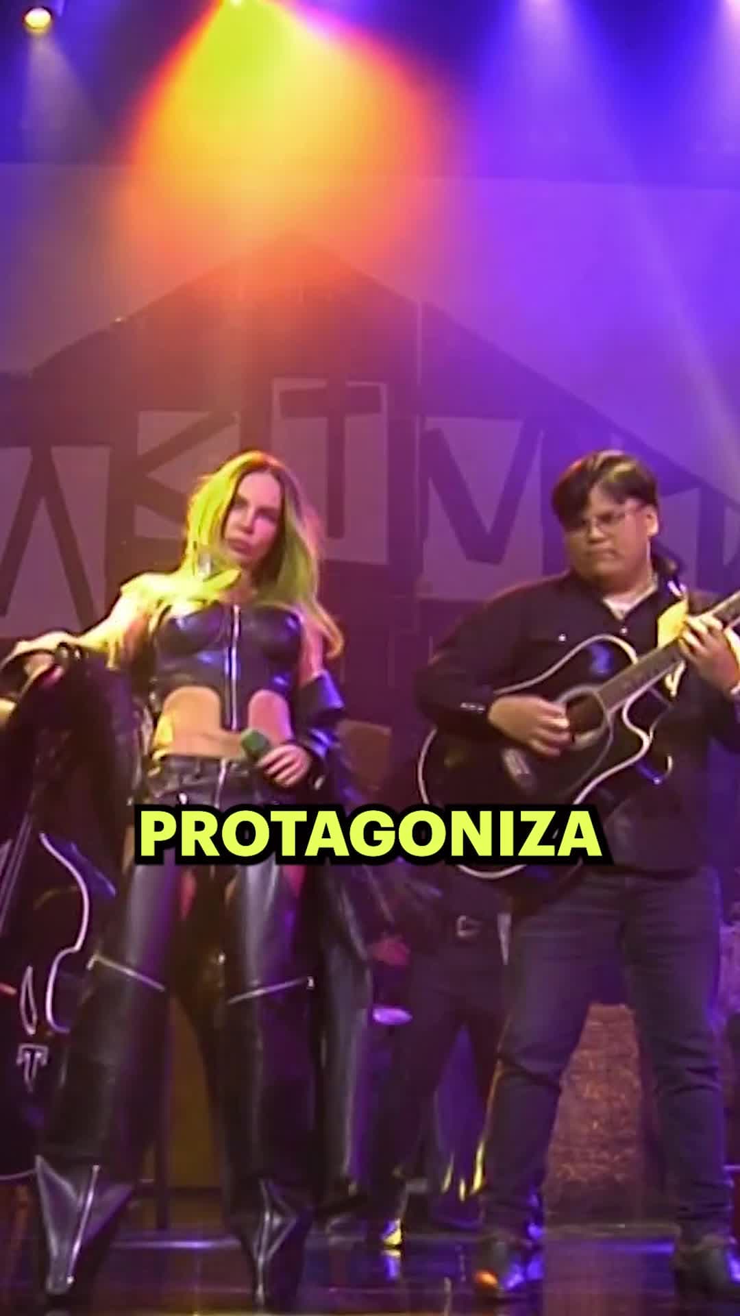 Belinda "asalta" microbús pero roba corazones