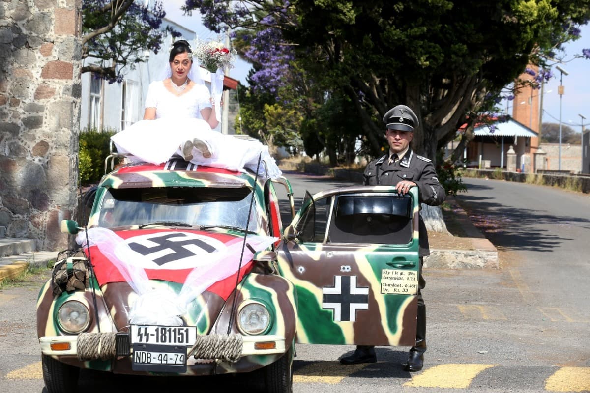 La pareja arribó a la ceremonia religiosa en un ‘vochito’ que el propio Fernando se encargó de modificar y adornar con suásticas en la carrocería y fotos de Hitler al interior. Tribuna Israelita, que representa a la comunidad judía en México, indicó que "toda acción que hace apología y enaltece al nazismo, ideología responsable del asesinato de millones de personas, incluyendo a seis millones de judíos", es un hecho lamentable que debe ser denunciado.
<br>