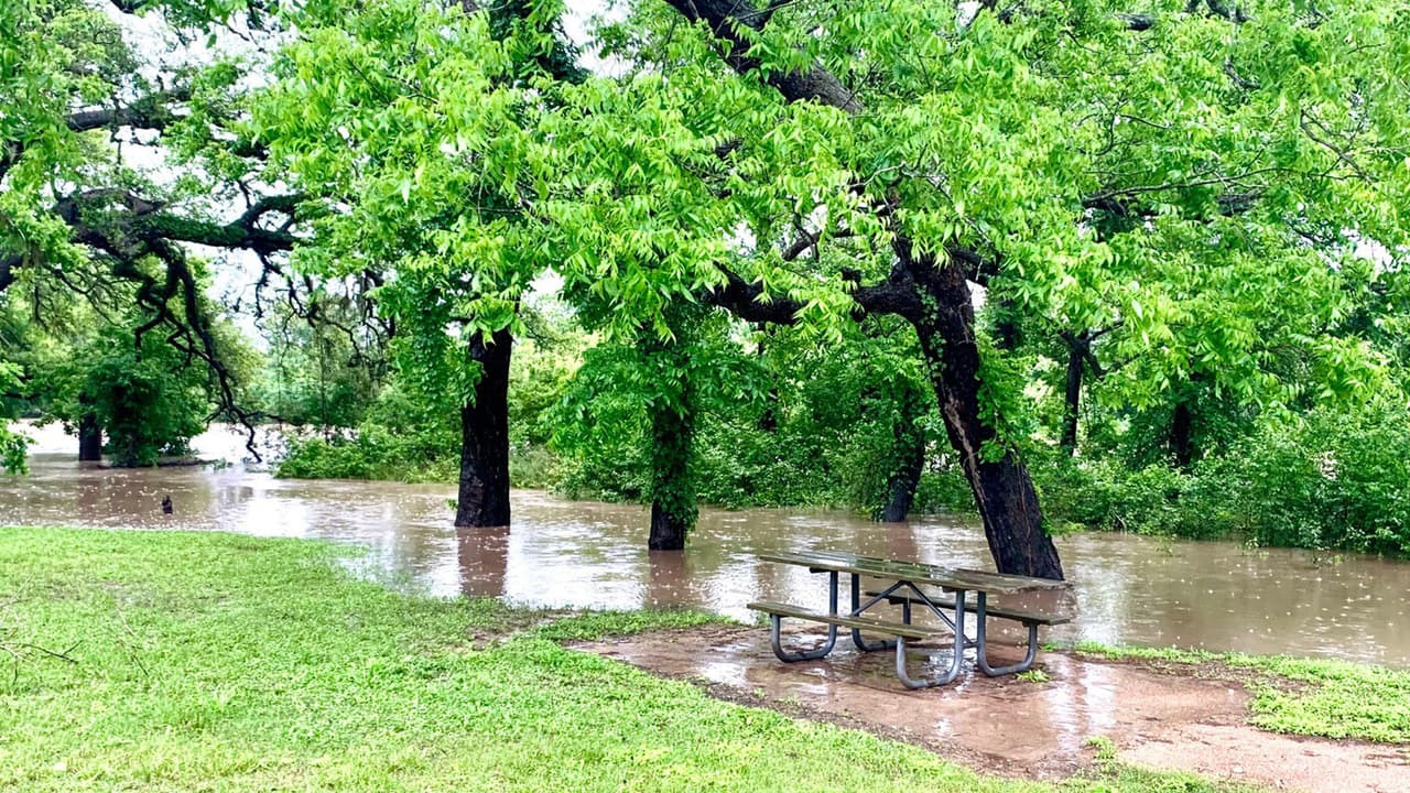 Estas son algunas de las imágenes que se viven en el Condado Brazoria ante las fuertes lluvias.