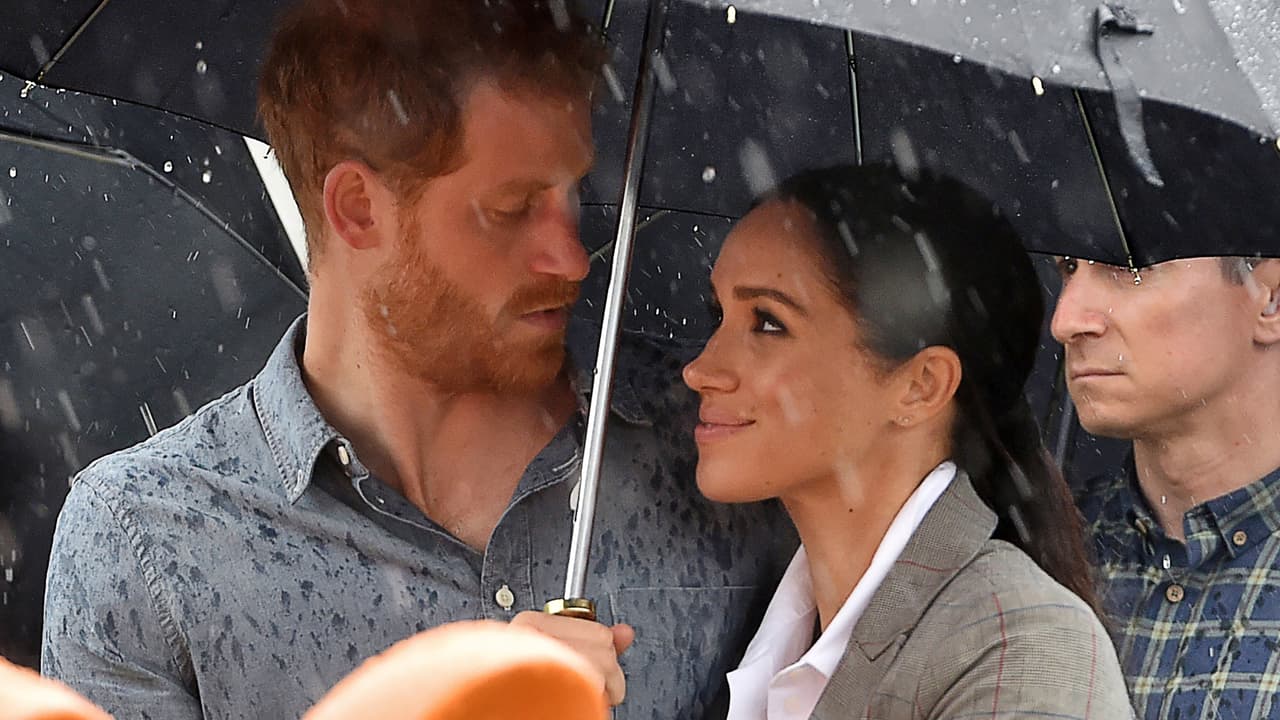 Se trató de su primera aparición pública luego de que el pasado 17 de abril se le vio acompañar a su familia 
<b><a href="https://www.univision.com/famosos/foto-a-foto-funeral-principe-philip-esposo-reina-isabel-ii-fotos" target="_blank">en el funeral del príncipe Philip. </a></b>
<br>