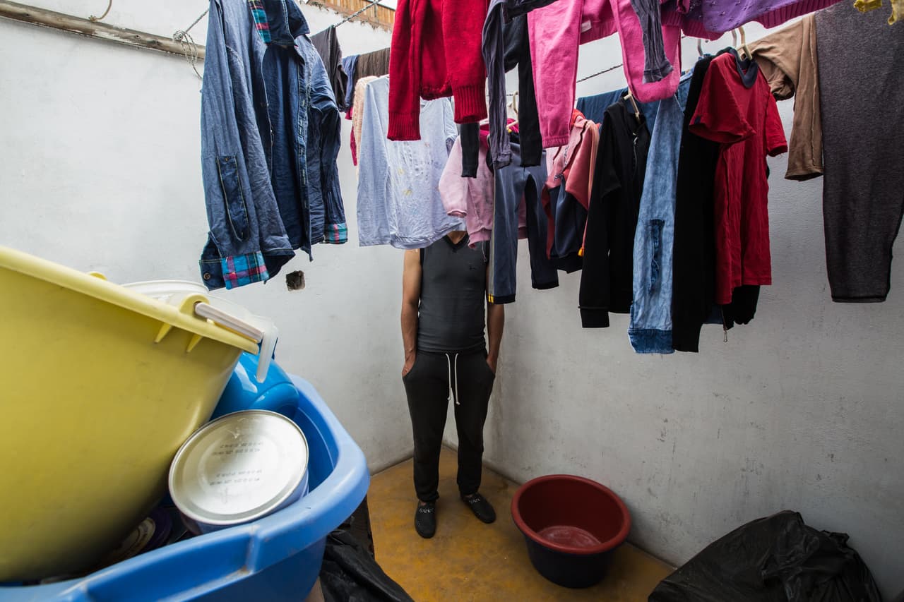 Las condiciones de vivienda de la mayoría de los migrantes venezolanos son precarias. El baño y la zona de lavandería son algunas de las áreas que comparten con las demás familias del lugar donde viven.