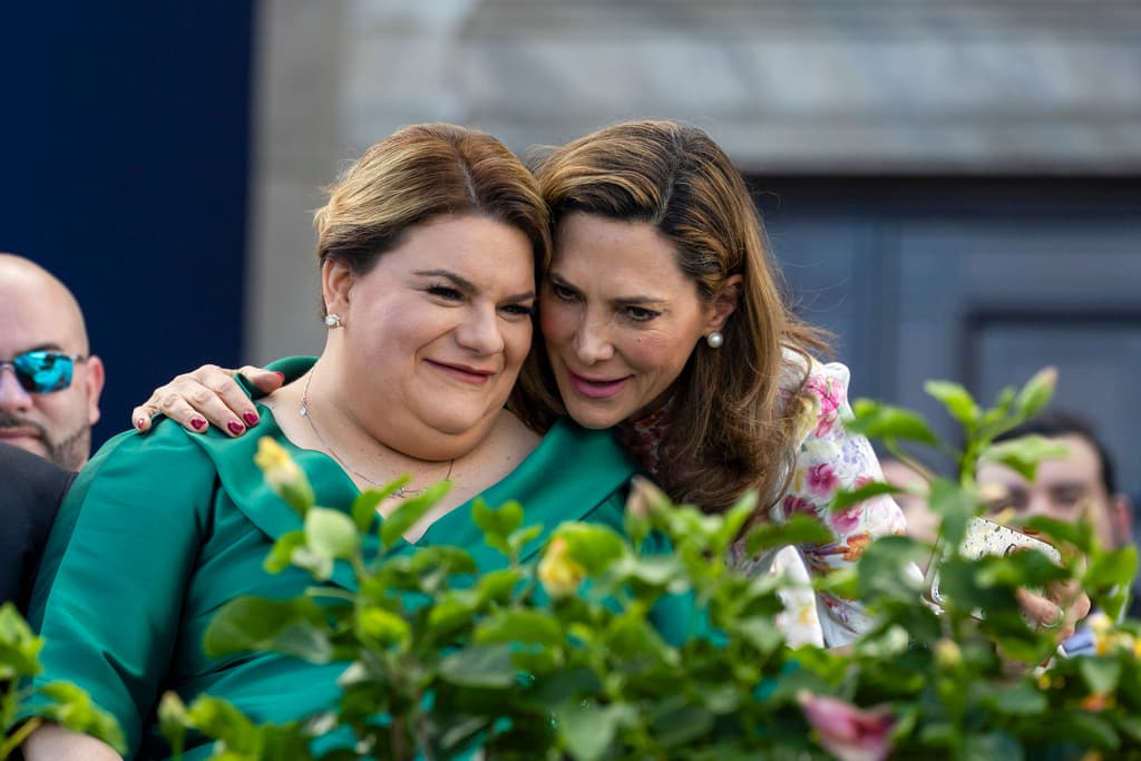 La congresista de Florida, María Elvira Salazar, la acompañó durante su juramentación como gobernadora de la isla.