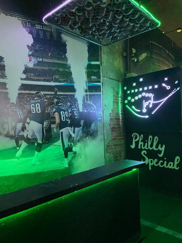 Mientras duren los playoffs, Tinsel Takes Flight estará abierto de lunes a viernes de 4 p.m. hasta la medianoche, y de sábado a domingo desde el mediodía hasta las 2 a. m.