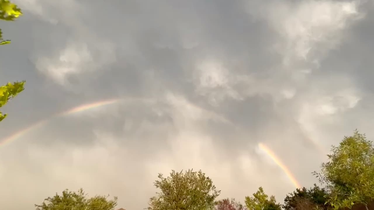La lluvia se detuvo desde finales de la tarde para dejar paso a estos arcoíris que maravillaron a muchos.