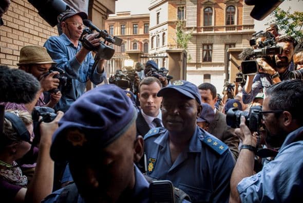 Pistorius arribo este lunes 13 de octubre al Tribunal donde lo recibieron decenas de periodistas.