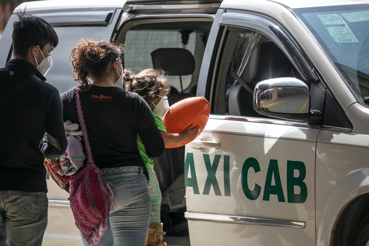 <b>En taxi. </b>Una familia centroamericana se sube a un taxi hacia el aeropuerto después de que a un grupo de al menos 25 solicitantes de asilo se les permitió cruzar oficialmente desde un campamento de migrantes en México a los Estados Unidos.