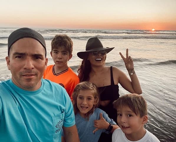 "Lo único es que 
<b><a href="https://www.univision.com/famosos/a-galilea-montijo-no-la-operaron-ni-se-esta-divorciando-la-productora-de-hoy-dice-que-le-pasa-fotos" target="_blank">yo confío en mi esposo</a></b>. Lo que él me diga, eso es", dijo de manera tajante, en declaraciones presentadas en el show de radio 'Todo para la mujer'. 
<br>