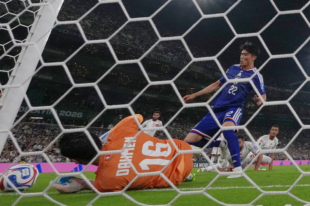 El portero tunecino Aymen Dahmen (16) realiza una parada mientras Takehiro Tomiyasu (22) de Japón se acerca durante el partido de fútbol del Grupo F de la Copa Mundial entre Túnez y Japón en Guadalupe, cerca de Monterrey, México, el sábado 20 de junio de 2026.