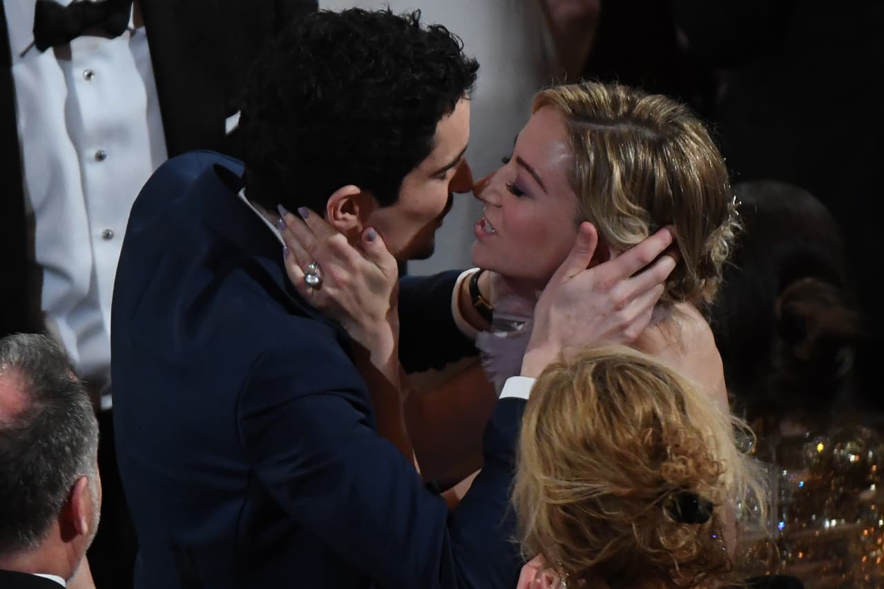 US director Damien Chazelle (L) kisses his partner Olivia Hamilton after he won the Best Director award for "La La Land"at the 89th Oscars on February 26, 2017 in Hollywood, California. / AFP / Mark RALSTON (Photo credit should read MARK RALSTON/AFP/Getty Images)