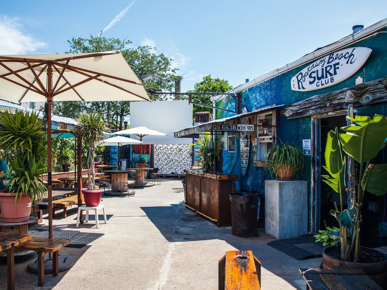 <b>Rockaway Beach. </b>Se puede ir a la playa sin salir de la ciudad. Es el único destino para surfistas y está localizado en Queens. Valen la pena tanto el paseo marítimo como los lugares para comer a precios muy accesibles. Se pueden llegar en tren o en su emblemático y pintoresco ferry por solo $ 2.75.