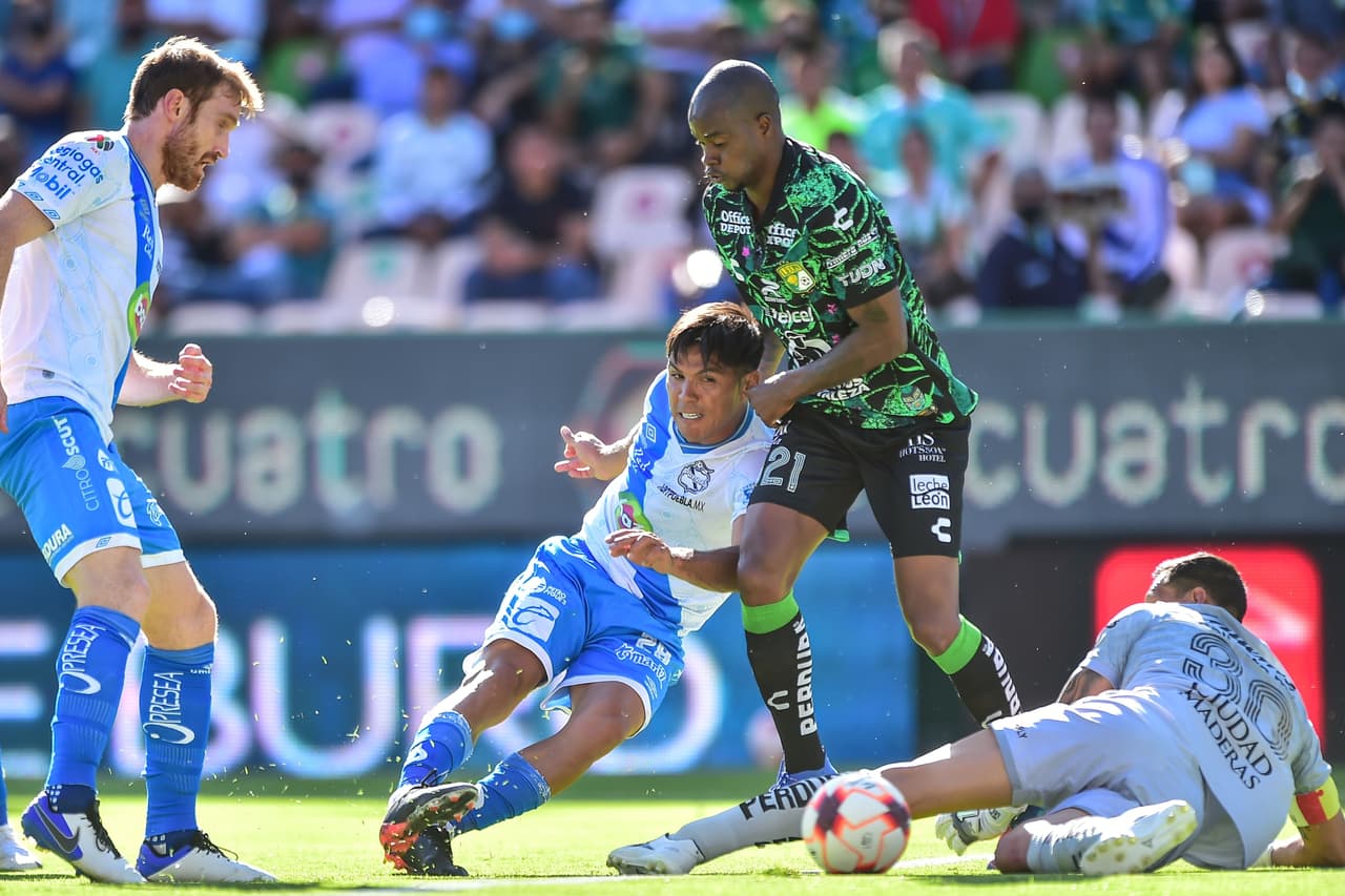 Momentos después de anotar el 0-1, Puebla insistió y se quedó cerca de clavar el segundo tras una serie de rebotes en el área rival que no trascendió.
