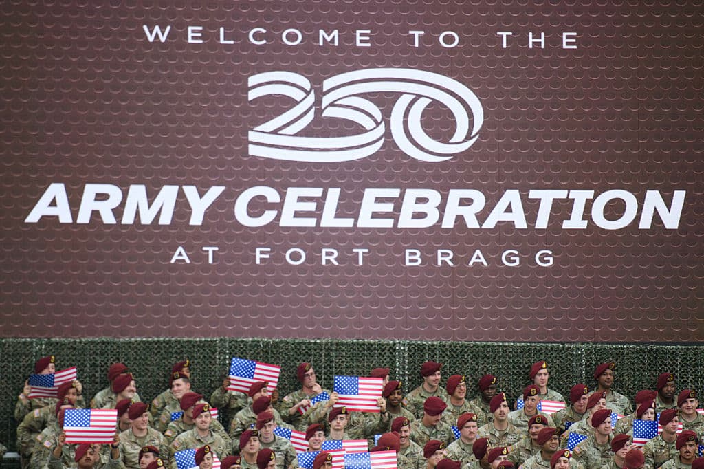 Se trató de la primera de
<b>una serie de celebraciones</b> por el aniversario del Ejército
<b>que contará con la participación del presidente Trump</b>.
<br>
<br>El cierre es un
<b><a href="https://www.univision.com/local/washington-dc-wfdc/washington-dc-preparativos-desfile-militar-polemica" target="_blank">gran desfile en Washington DC</a></b>, pautado para
<b>el sábado 14 de junio</b>, donde esperan a más de 6,700 soldados, vehiculos blindados, tanques M1A2 Abrams y helicópteros. La conclusión en la noche será un show de fuegos artificiales.