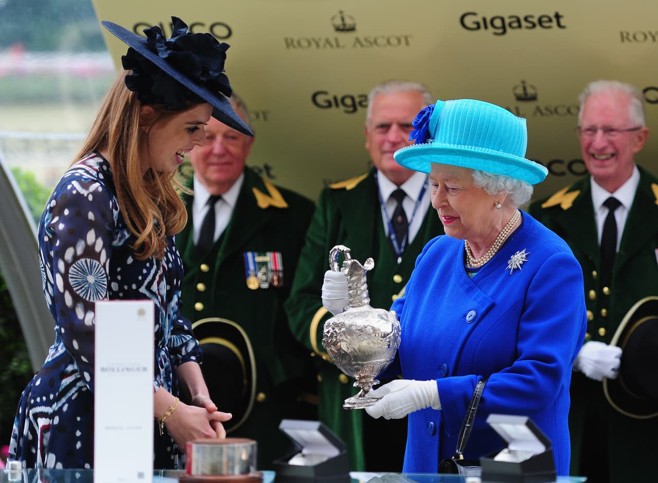 Con los años, el azul más intenso se empezó a extraer de una piedra llamada lapislázuli, pero este era un proceso muy costoso. Solo gracias a la producción química en los laboratorios después del Siglo XIX, se convirtió en el color que, tinturando el dénim, uniformó a toda la humanidad y que hoy habita en los trajes de las grandes damas de la política.