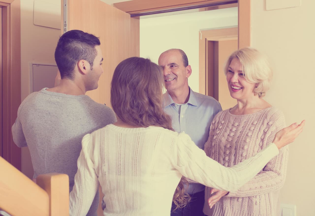 No los saludes muy efusivamente. Aunque estés acostumbrada a saludar a todo mundo con un abrazo y un beso, para el día en que conozcas a tus suegros debes evitar esa conducta. Es preferible que le cedas a ellos la iniciativa y que ellos decidan cómo te saludarán.