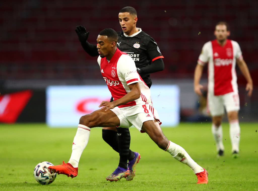 PSV y Ajax empatan 2-2 en el clásico de la Eredivisie. Eran Zahavi marcó doblete para los 'rojiblancos', mientras que Quincy Promes y Antoni Matheus Dos Santos, le dieron el empate al Eindhoven.