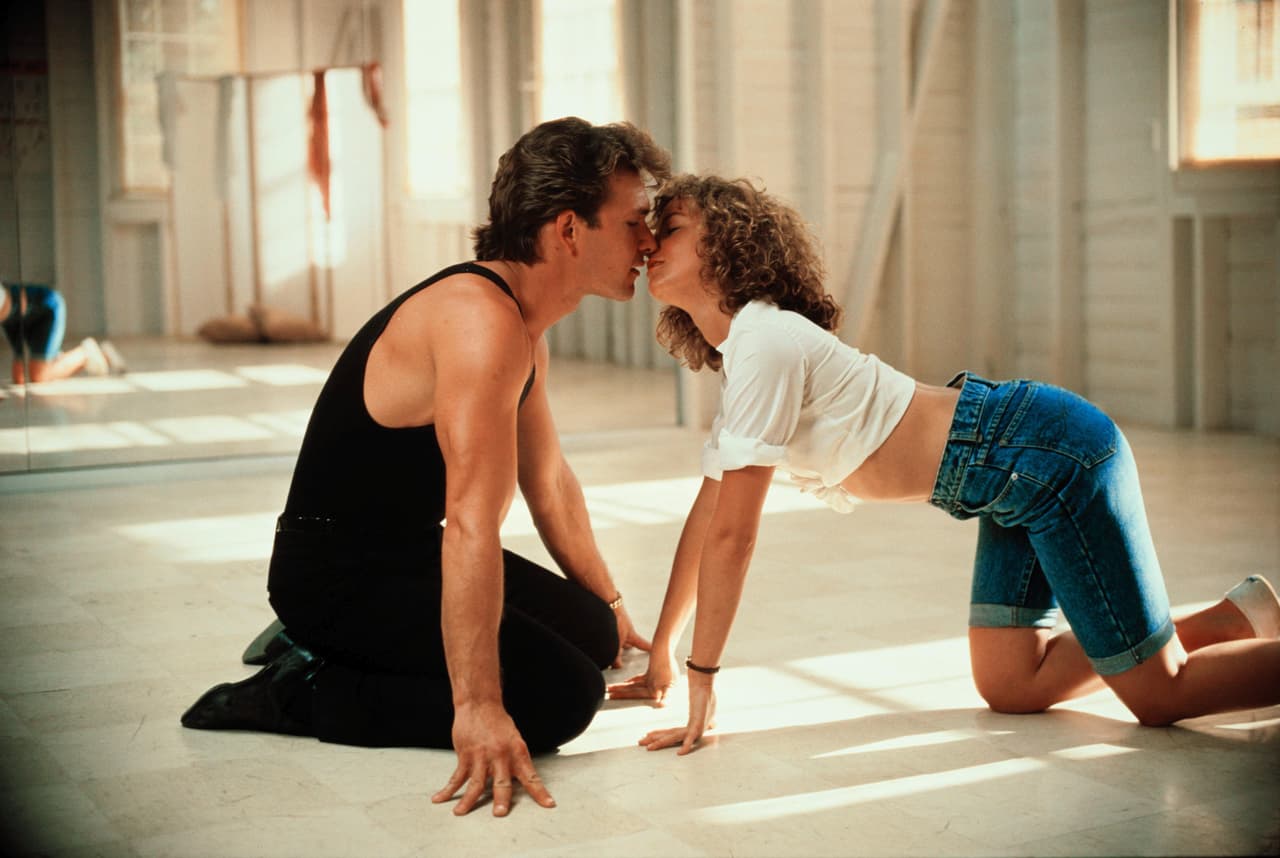 <b>Patrick Swayze y Jennifer Grey: 'Dirty dancing' (1987)</b>
<br>
<br>Una joven llamada Frances 'Baby' Houseman (Grey) se enamora de un sexy profesor de baile, Johnny Castle (Swayze), durante el verano de 1963 en un resort de montaña. Tras ensayar una coreografía, la pareja termina besándose furtivamente.